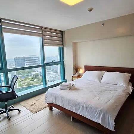 One Uptown Bgc Modern & Spacious, Great Location, 200Mbps & Washer