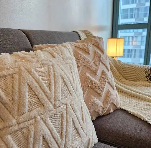 One Uptown Bgc Modern & Spacious, Great Location, 200mbps & Washer