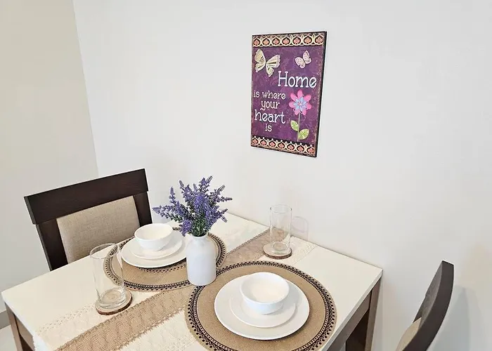 One Uptown Bgc Modern & Spacious, Great Location, 200mbps & Washer * Manila