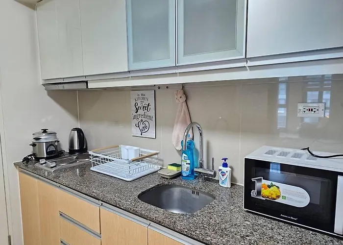 One Uptown Bgc Modern & Spacious, Great Location, 200mbps & Washer * Manila